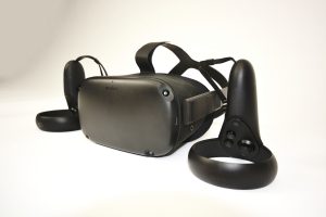 Bild einer Oculus Quest mit Touch Controllern